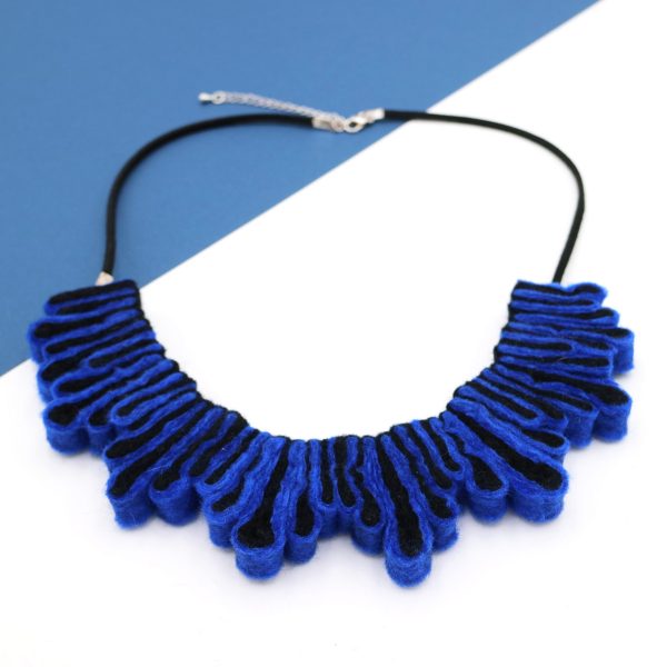 Necklace_splash_blackblue_05