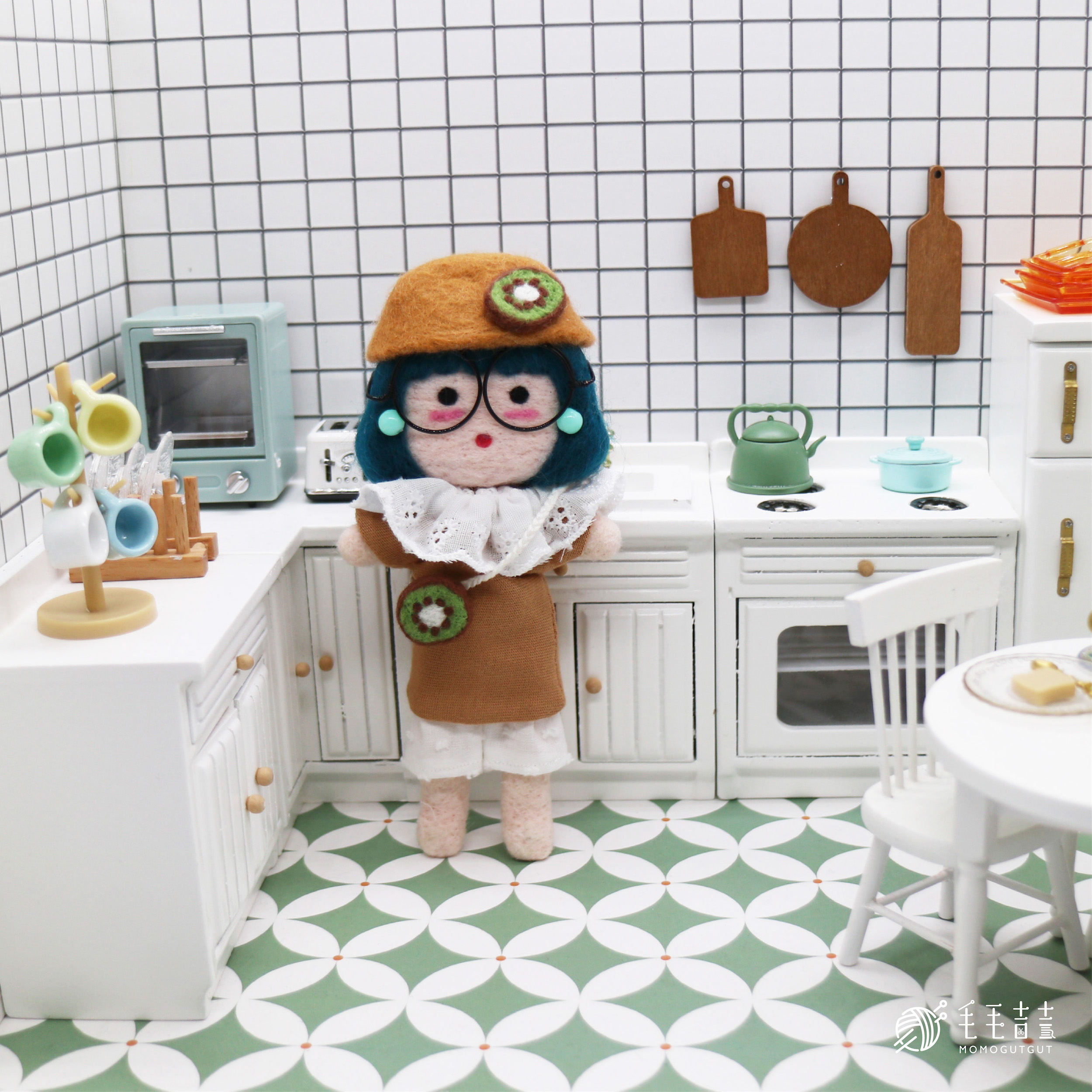 Fruit Lab_Doll_Betty_02_logo